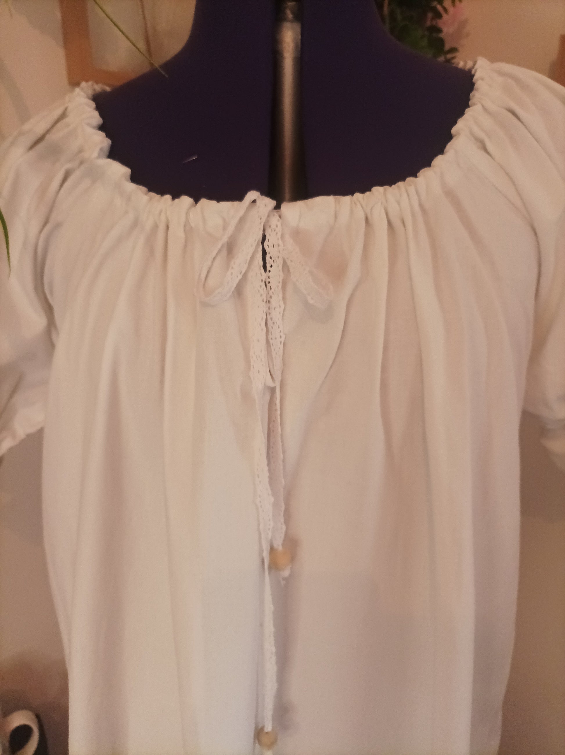 robe ézi , artisanal , fait main , sur mesure , tissu recyclé détaille face laçage 