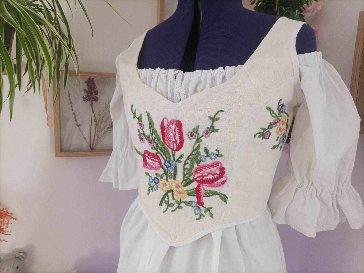 robe ézi , artisanal , fait main , sur mesure , tissu recyclé exemple porté corset 