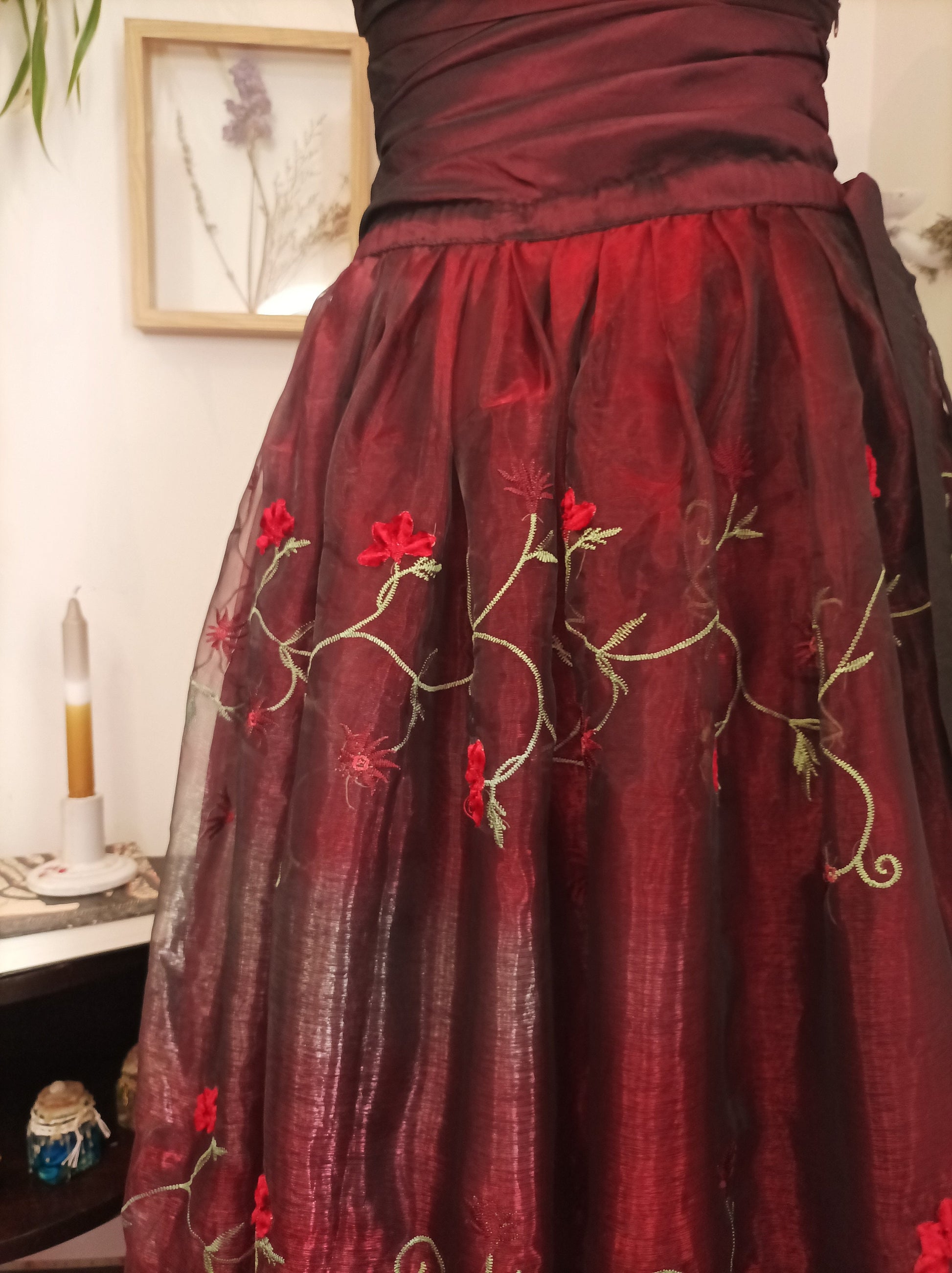 robe de bal Rosa , artisanal sur mesure , fait main, tissu recyclé détaille broderie 