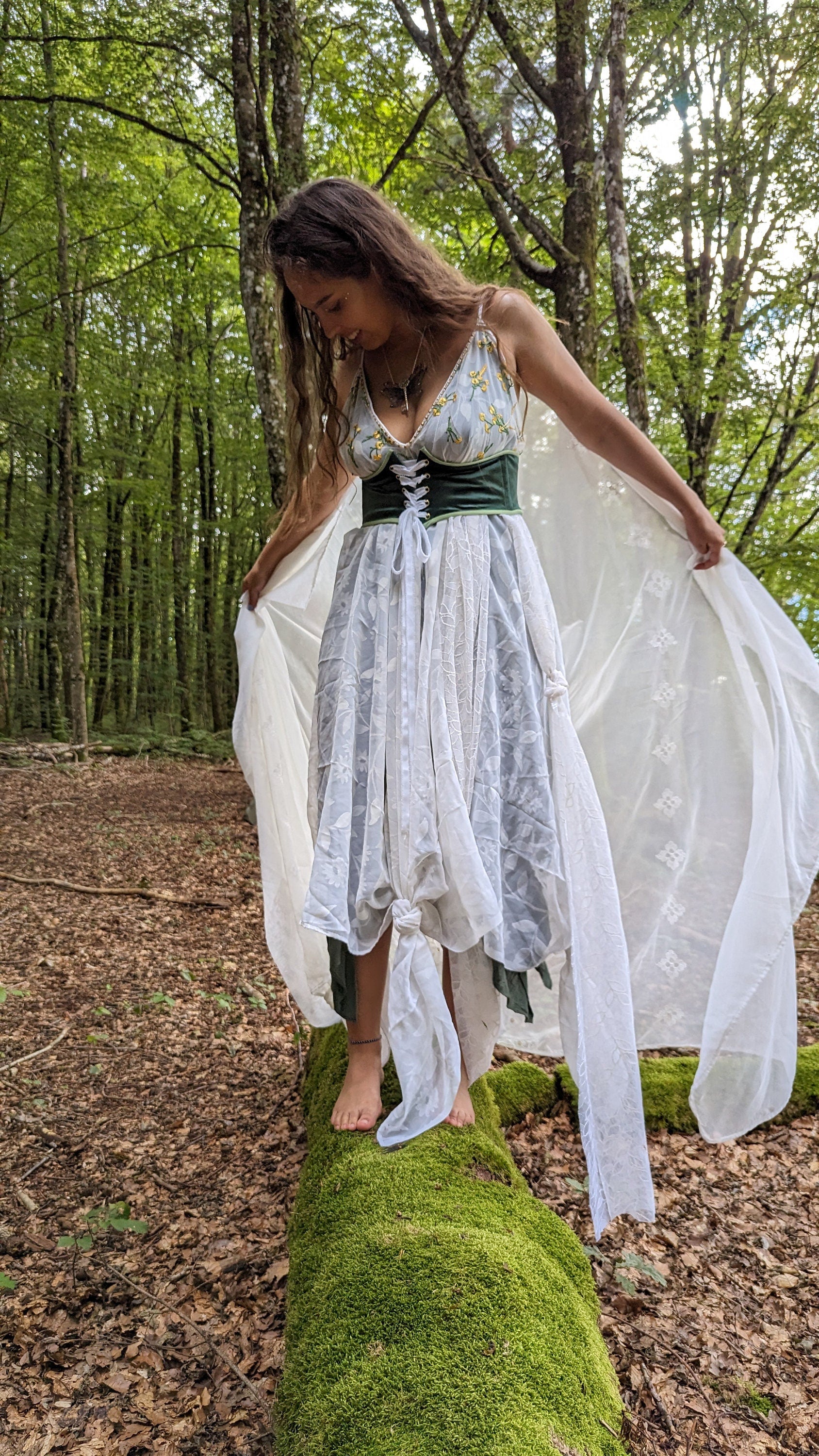 robe fée artisanal unique , tissu de seconde main , fait main , porté devant 