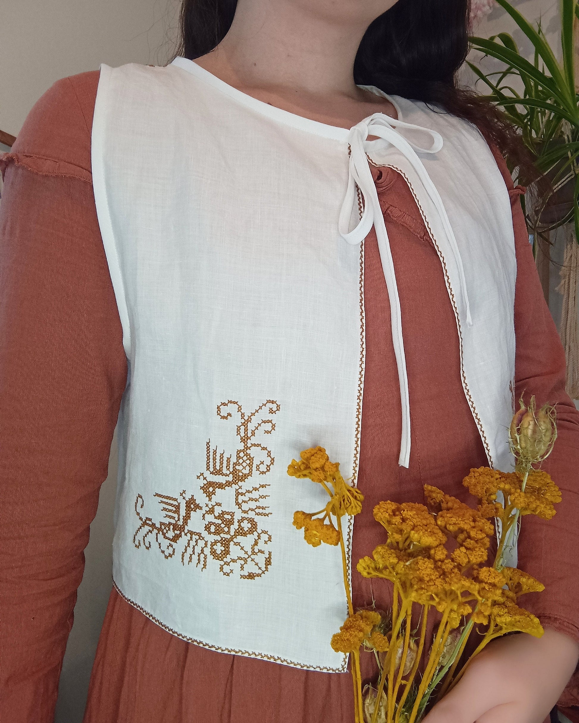 chemise brodée Eira , fait main, artisanal, tissu de seconde main , face porté 