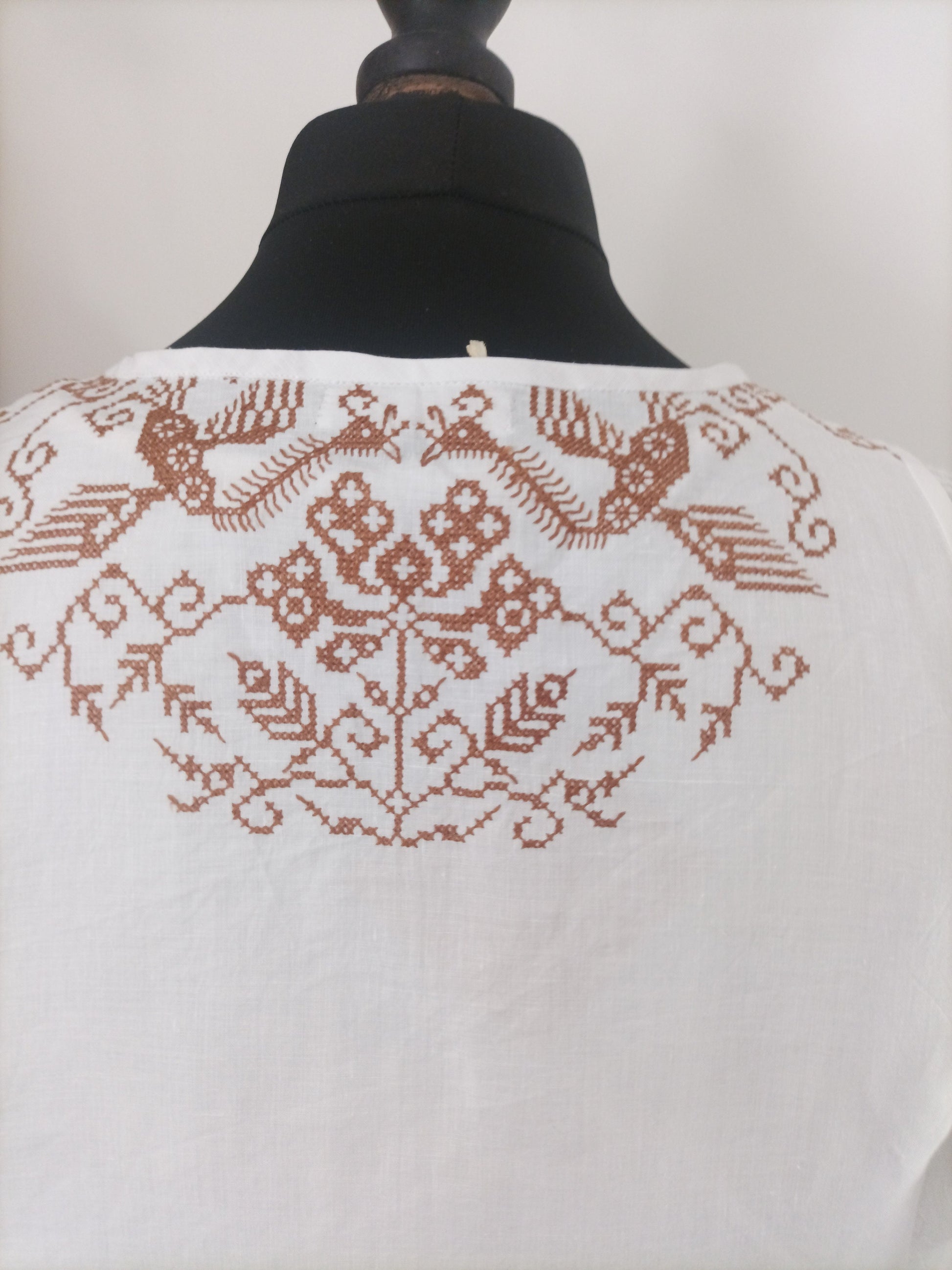chemise brodée Eira , fait main, artisanal, tissu de seconde main , dos 