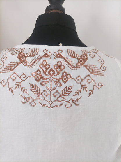 chemise brodée Eira , fait main, artisanal, tissu de seconde main , dos 