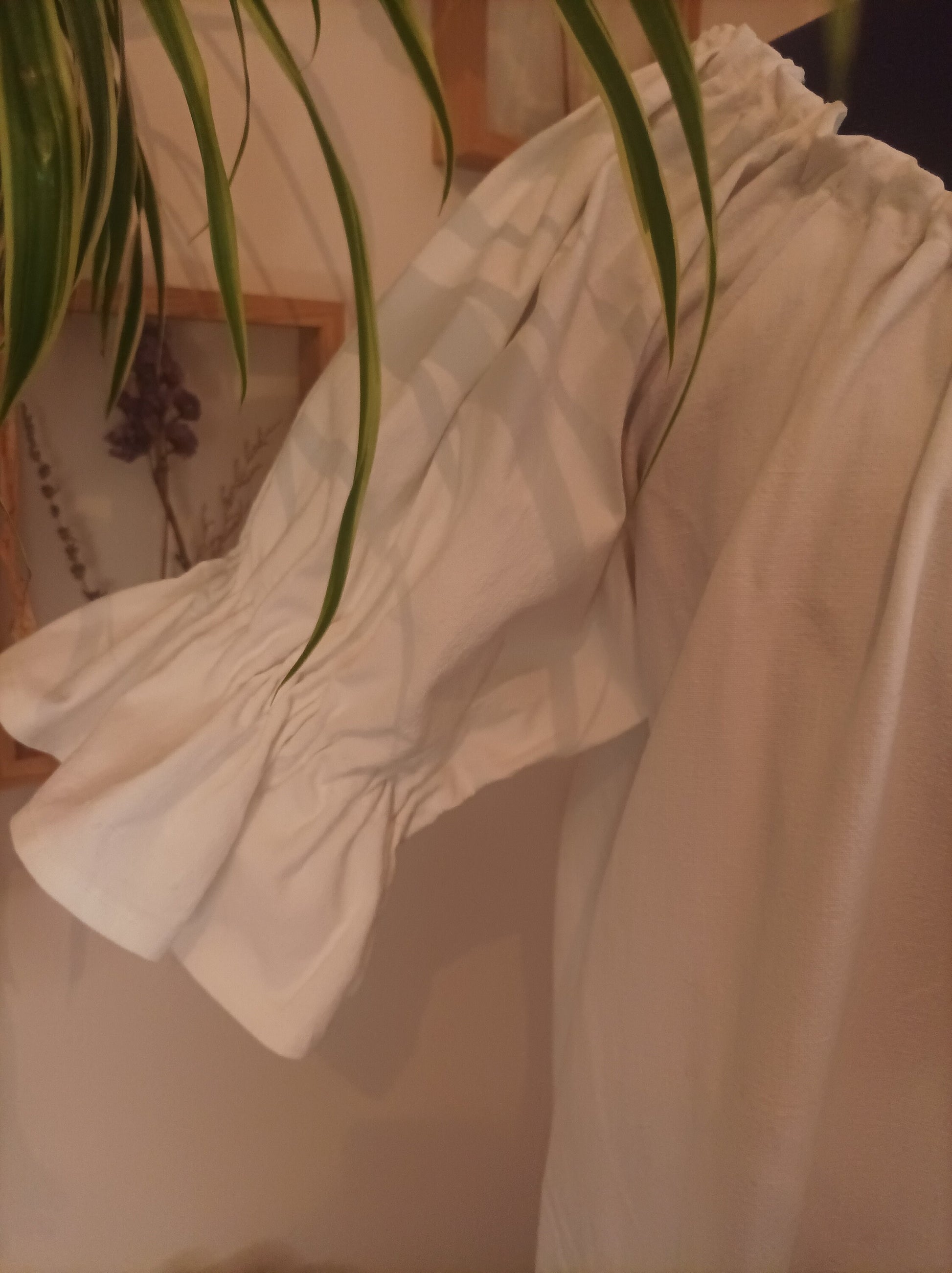 robe ézi , artisanal , fait main , sur mesure , tissu recyclé détaille manche ballon 
