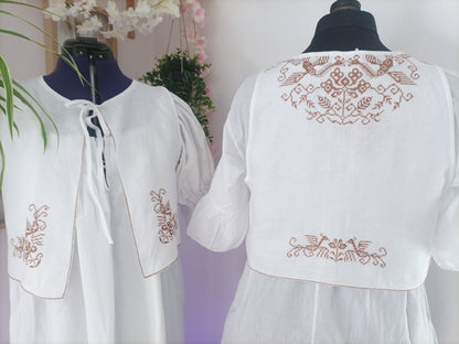 chemise brodée Eira , fait main, artisanal, tissu de seconde main , face porté 