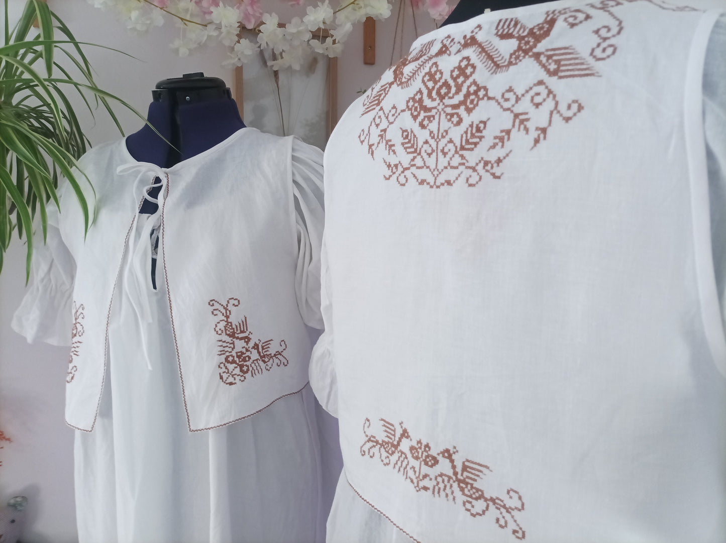 chemise brodée Eira , fait main, artisanal, tissu de seconde main , face porté 