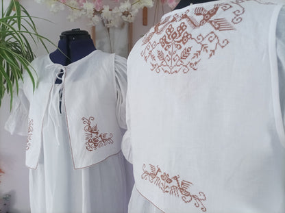 chemise brodée Eira , fait main, artisanal, tissu de seconde main , face porté 