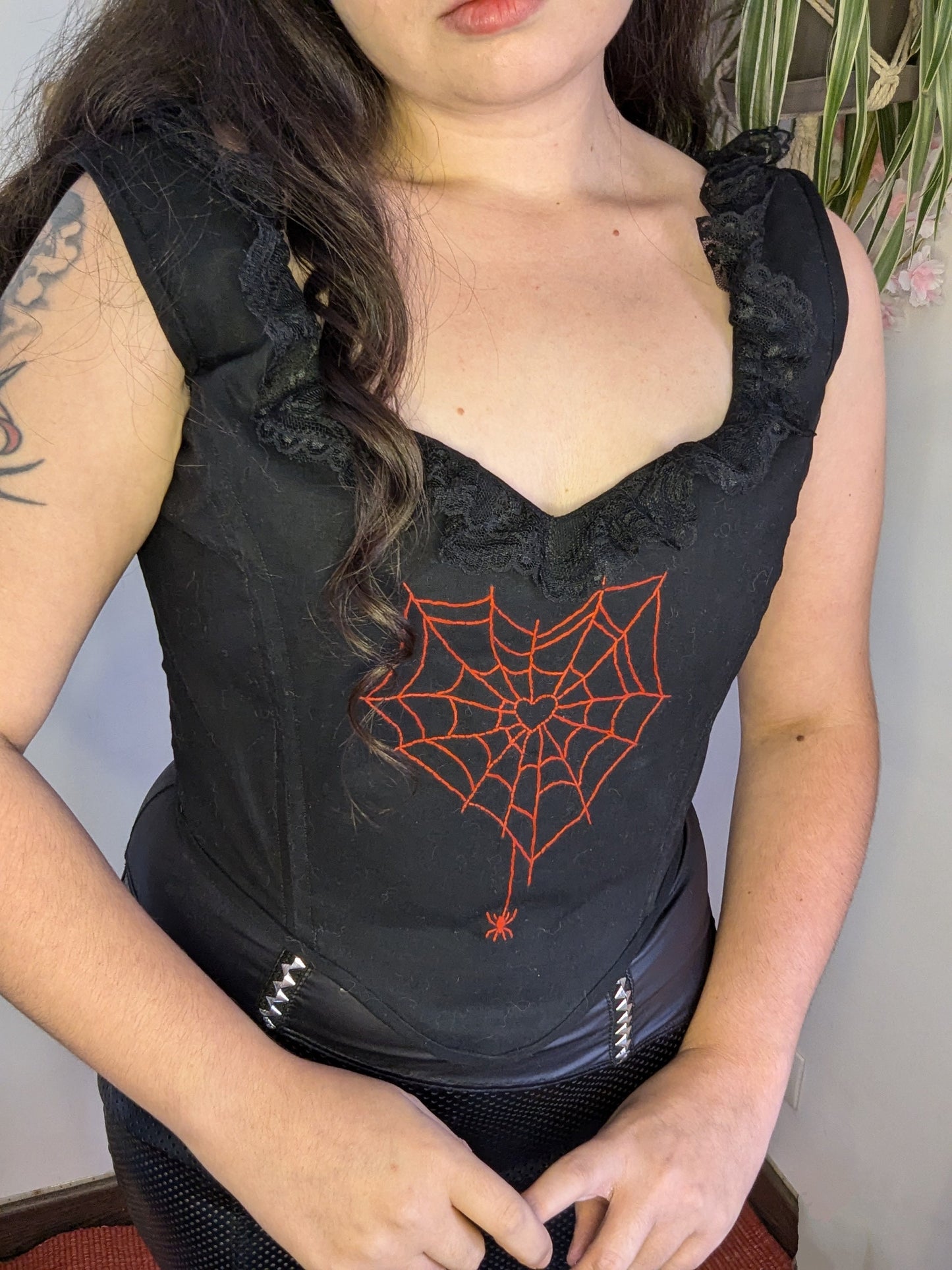 corset brodé Morticia