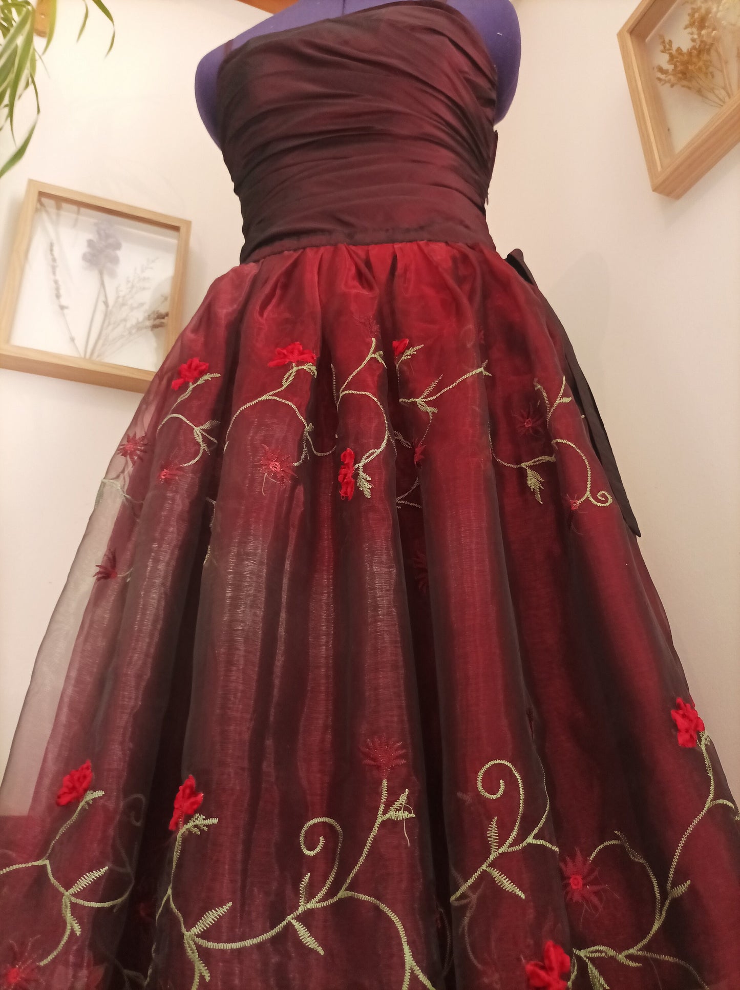 robe de bal Rosa , artisanal sur mesure , fait main, tissu recyclé vue face