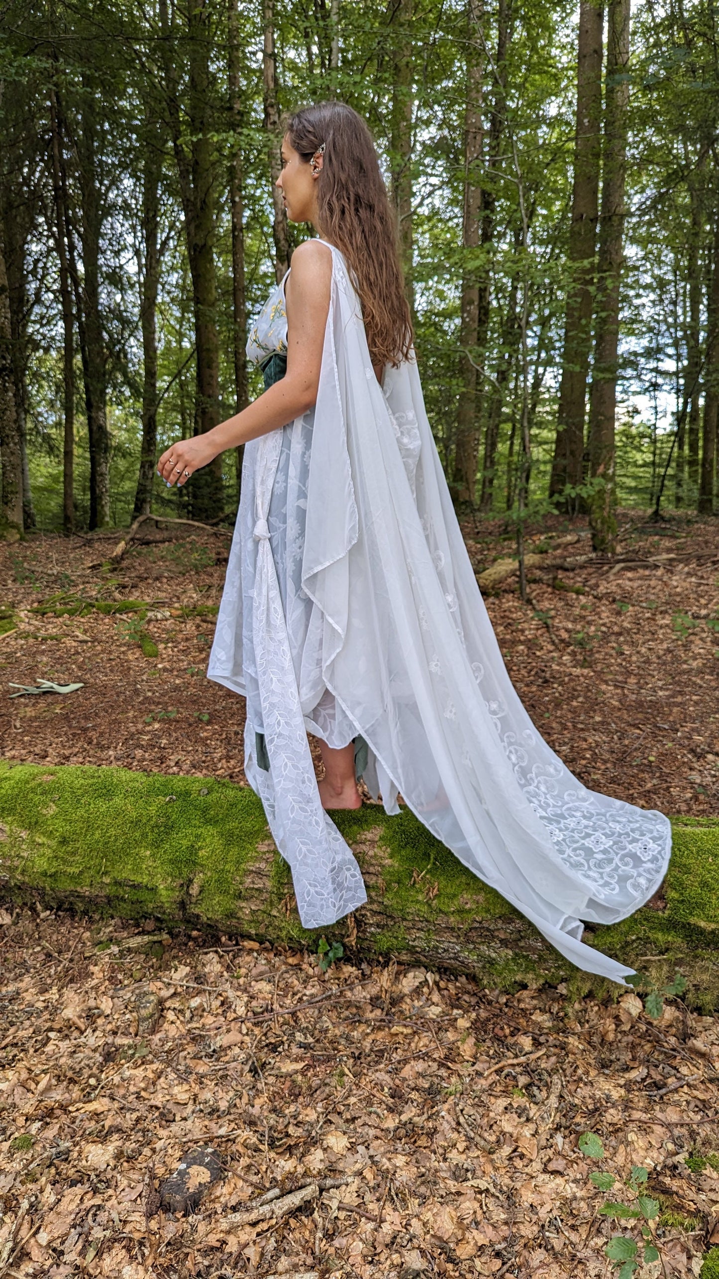 robe fée artisanal unique , tissu de seconde main , fait main , porté cotée 
traine en voile 