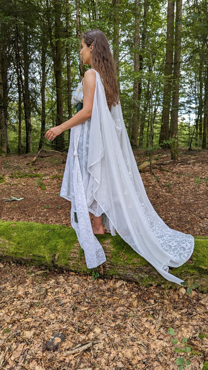 robe fée artisanal unique , tissu de seconde main , fait main , porté cotée 
traine en voile 