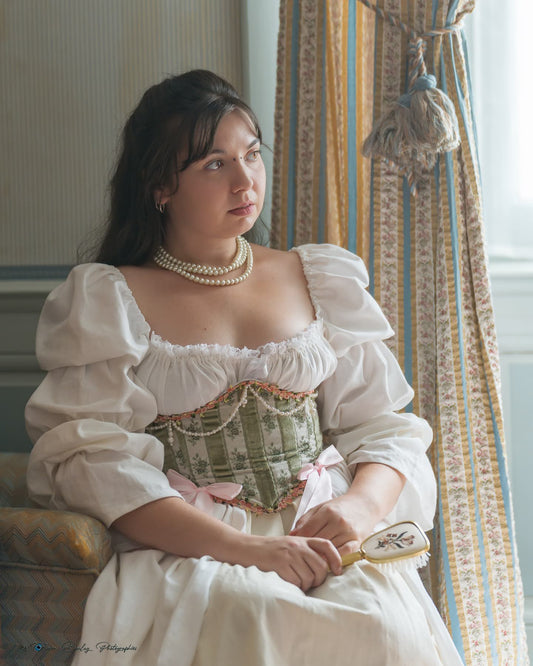 serre taille victoria artisanal sur robe rococo face 