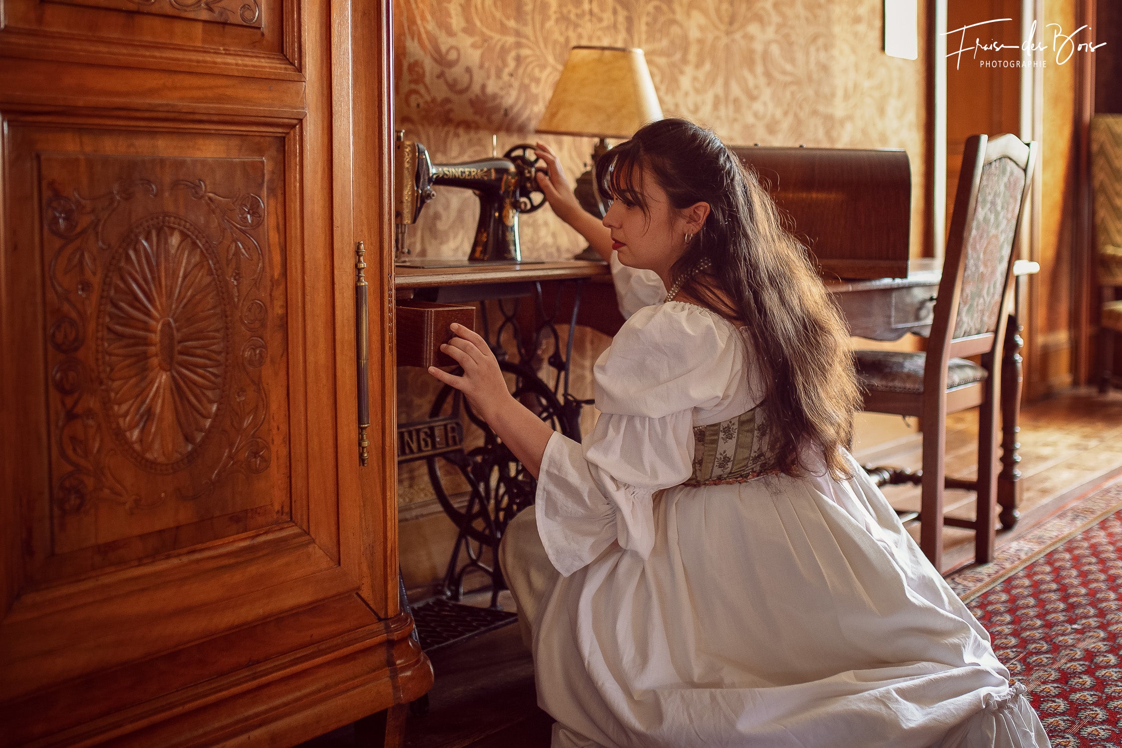 intérieur château machine a coudre vintage , sur robe rococo et serre taille sur mesure tissu de seconde main  