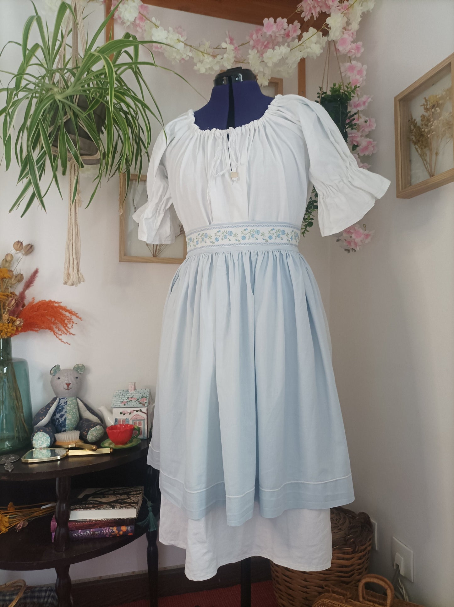 robe ézi , artisanal , fait main , sur mesure , tissu recyclé exemple tablier 