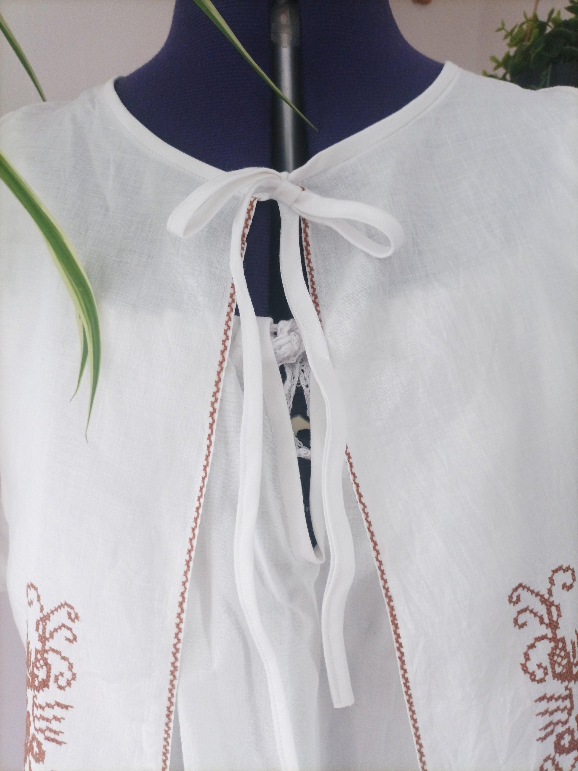 chemise brodée Eira , fait main, artisanal, tissu de seconde main , face porté détaille 