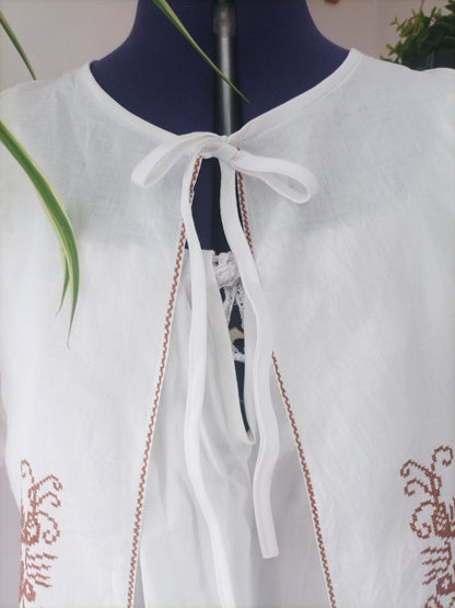 chemise brodée Eira , fait main, artisanal, tissu de seconde main , face porté détaille 