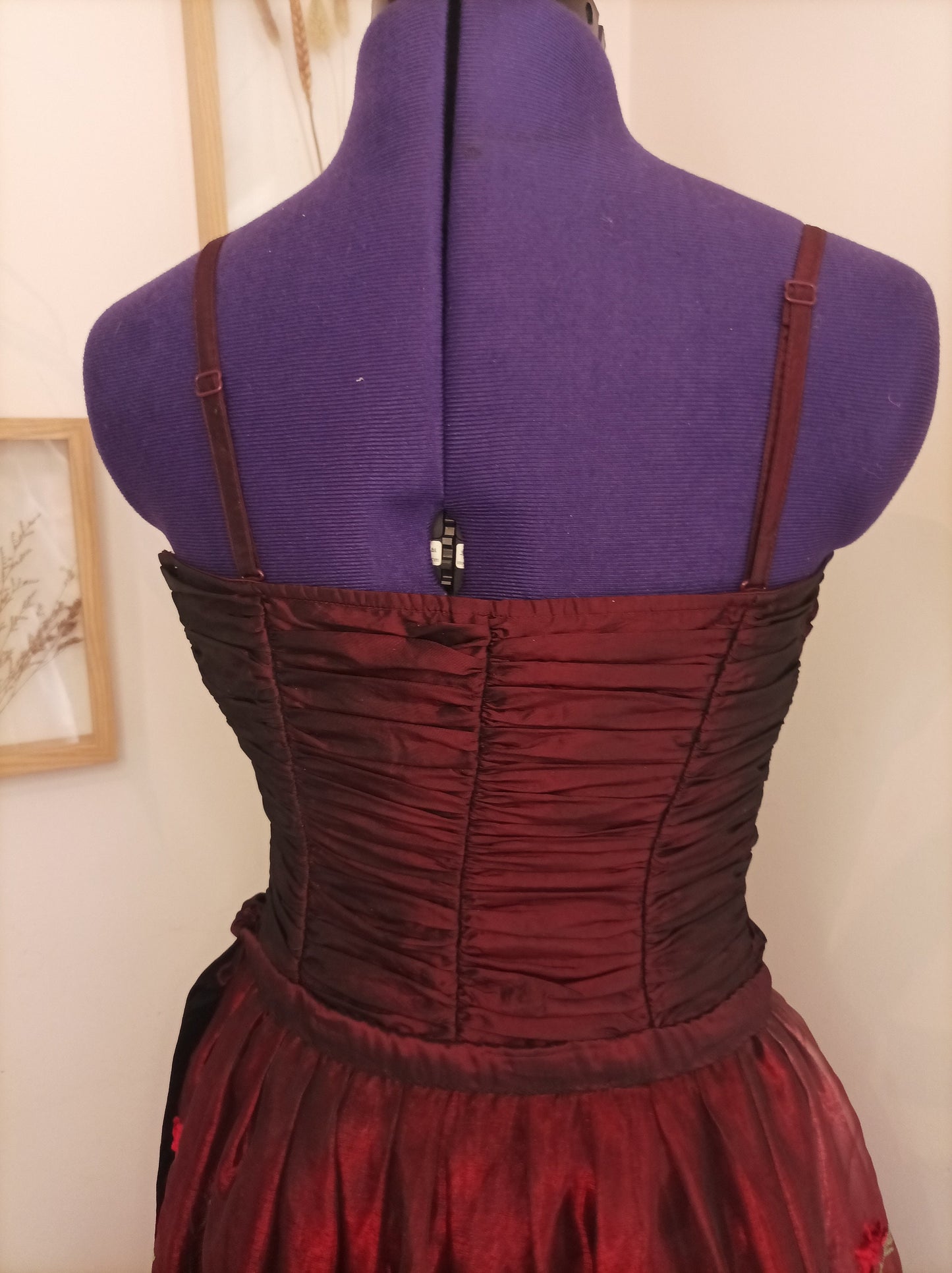 robe de bal Rosa , artisanal sur mesure , fait main, tissu recyclé vue dos détaille 
