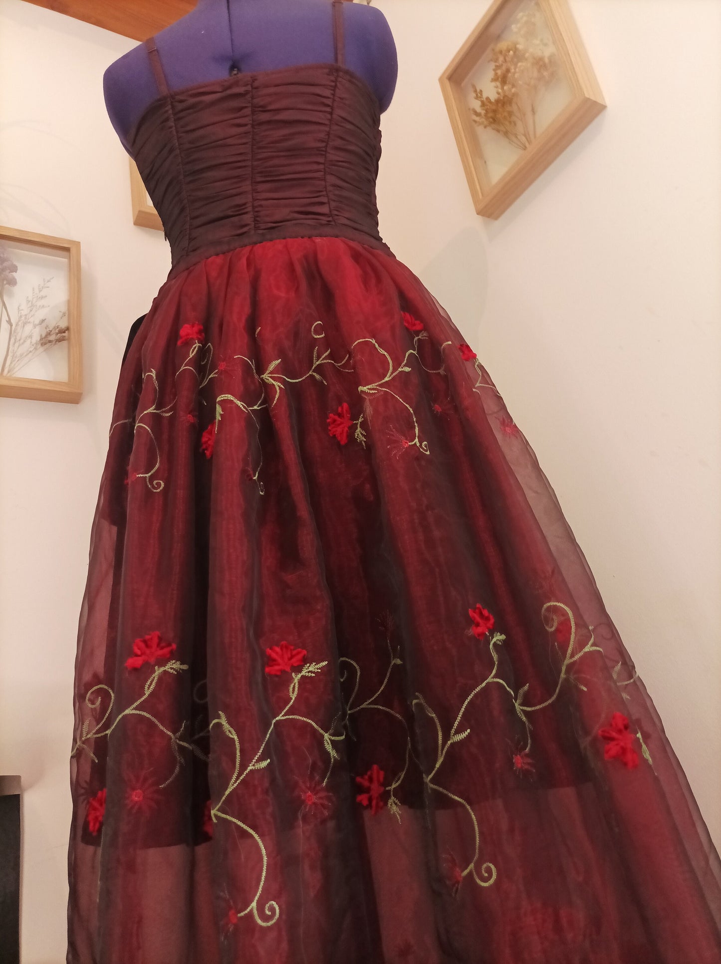 robe de bal Rosa , artisanal sur mesure , fait main, tissu recyclé détalle jupe brodée 