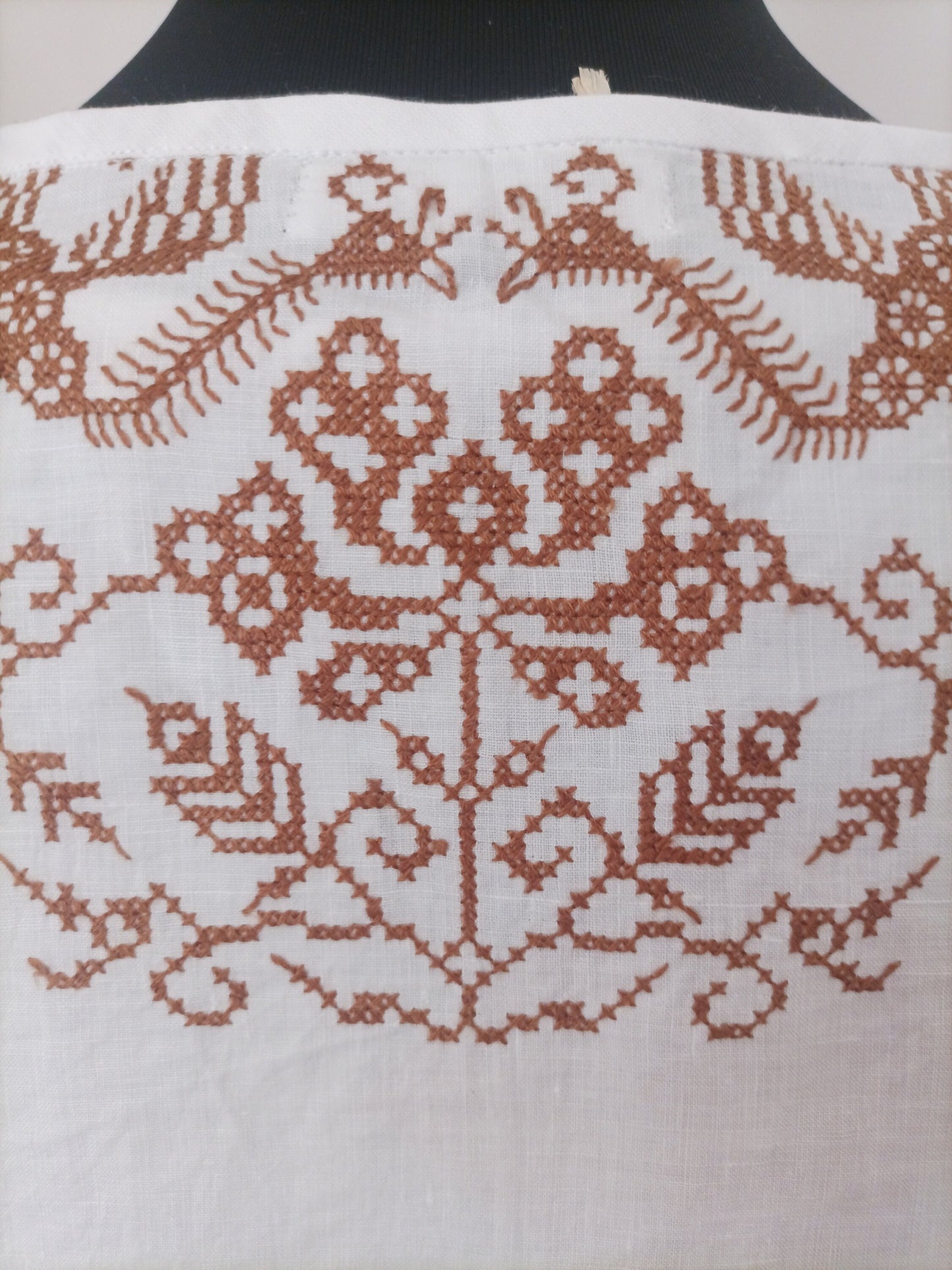 chemise brodée Eira , fait main, artisanal, tissu de seconde main , détail dos brodée 