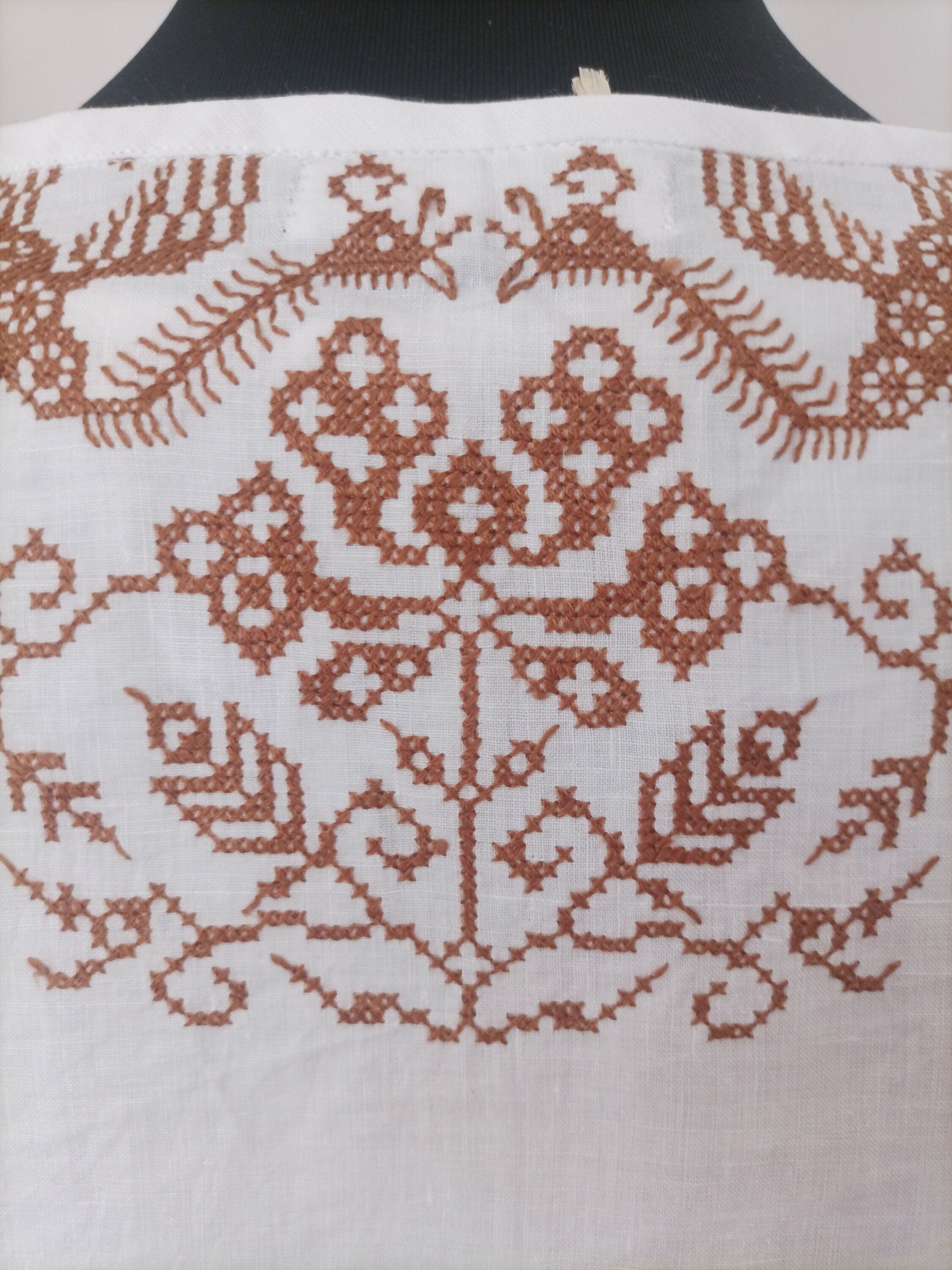 chemise brodée Eira , fait main, artisanal, tissu de seconde main , détail dos brodée 