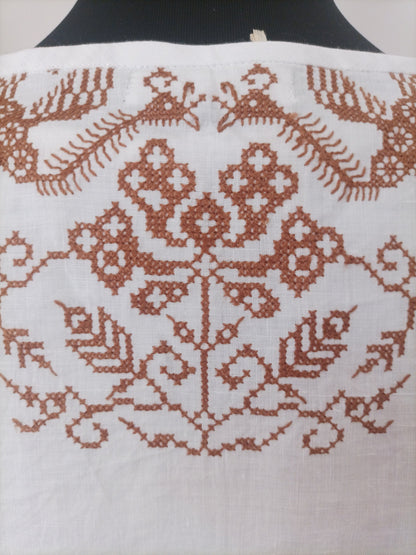 chemise brodée Eira , fait main, artisanal, tissu de seconde main , détail dos brodée 