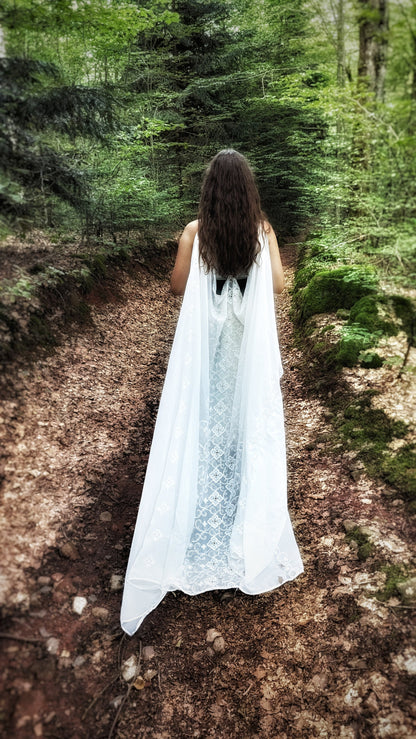robe fée artisanal unique , tissu de seconde main , fait main , porté dos traine de la robe 